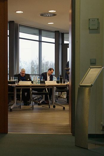 Personenn bereiten sich in konzentrierter Atmosphäre vor.