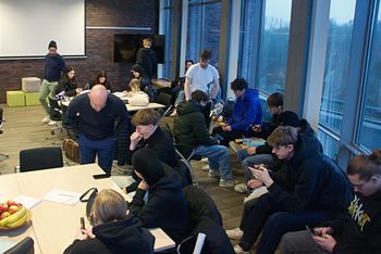 Mehrere Personen haben sich um einen Tisch versammelt, um in einer kollaborativen Umgebung aktiv zu diskutieren und Ideen auszutauschen.